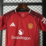 Manchester United 2025-26 Home Kids Kit - Image 4