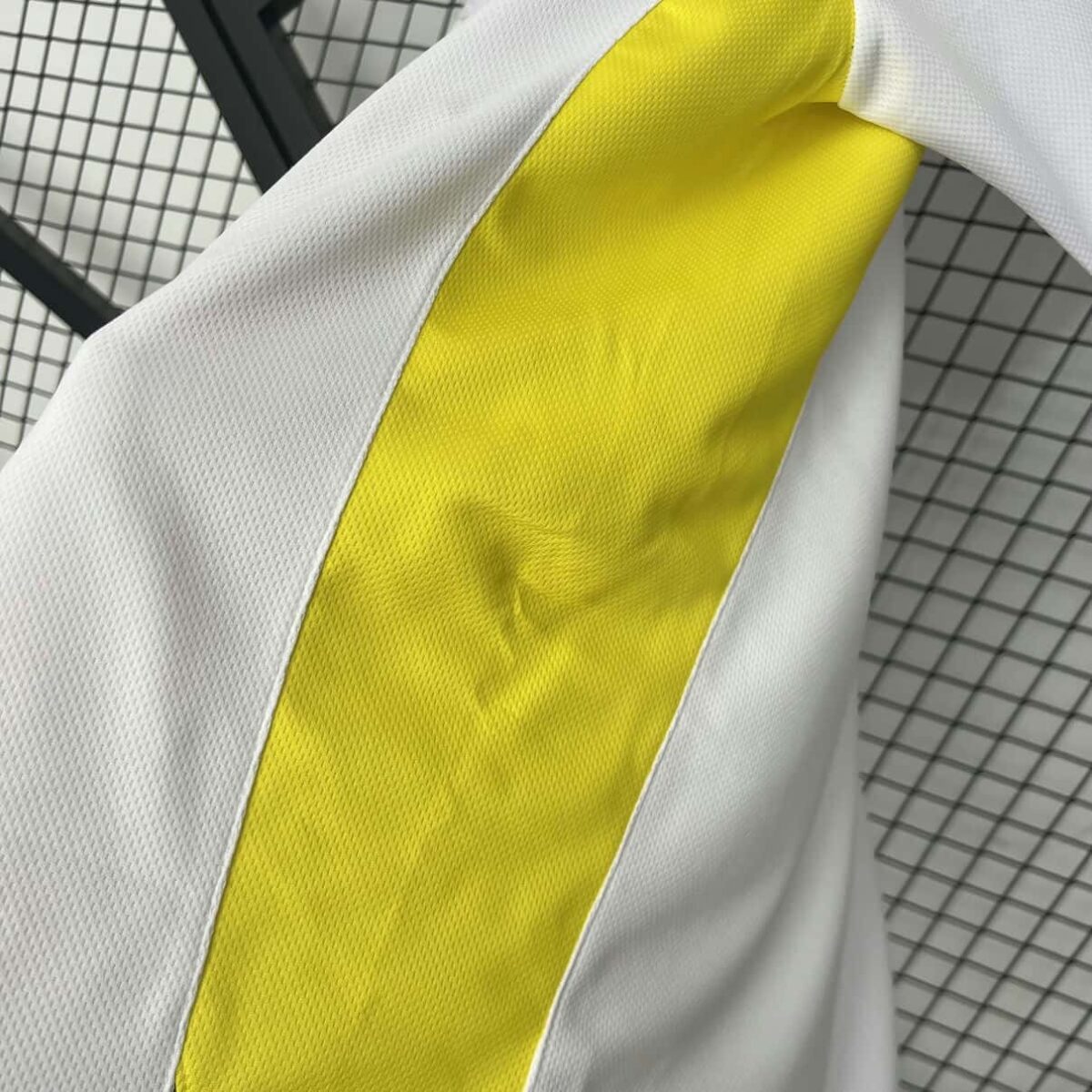 Tottenham Hotspur 2009-10 Home Retro Jersey - Image 7